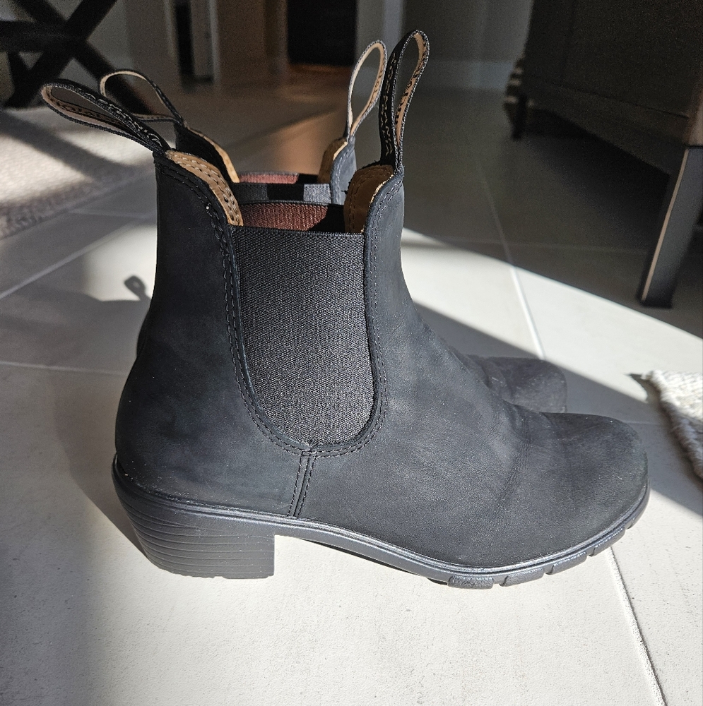 Blundstone heeled Chelsea boots 8.5 black nubuck #1671